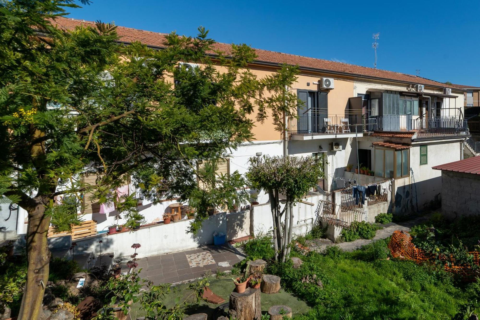 Casa La Scivola Apartment คาตาเนีย ภายนอก รูปภาพ